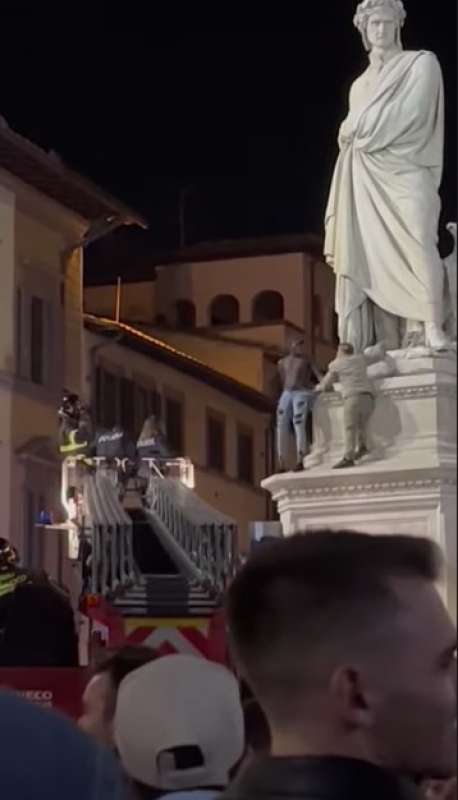 senegalese si arrampica su statua dante a firenze 7