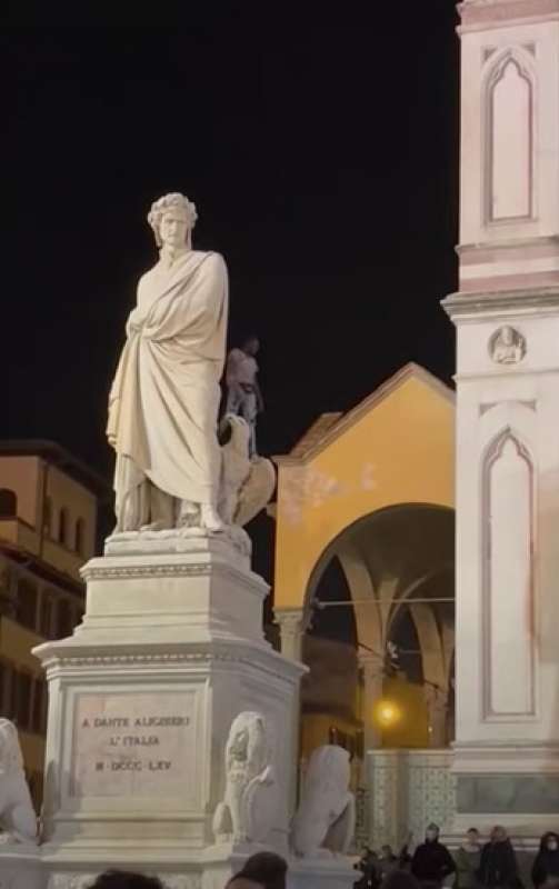 senegalese si arrampica su statua dante a firenze 8