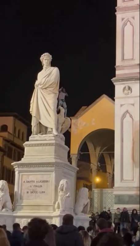 senegalese si arrampica su statua dante a firenze 9