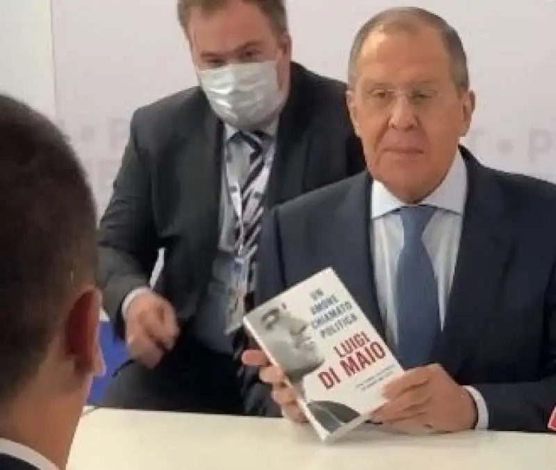 SERGEI LAVROV AL G20 CON IL LIBRO DI LUIGI DI MAIO 