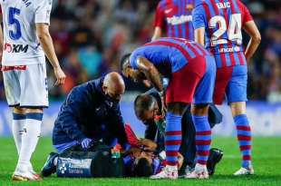 sergio aguero si sente male durante barcellona alaves 1