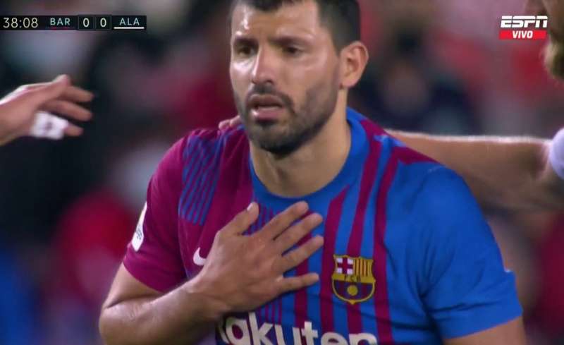 sergio aguero si sente male durante barcellona alaves 3