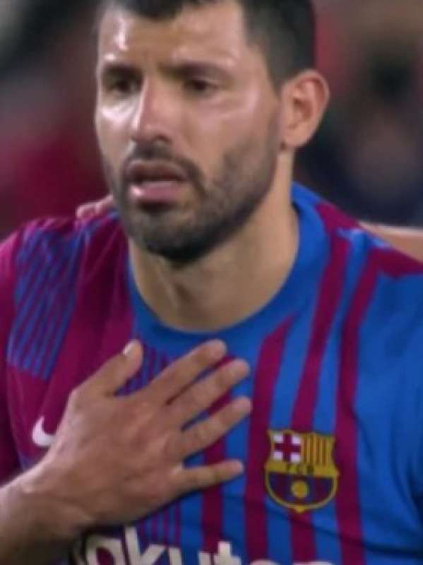 sergio aguero si sente male durante barcellona alaves 5