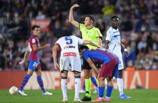 sergio aguero si sente male durante barcellona alaves 8