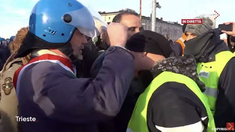 sgombero del sit in dei portuali di trieste   3