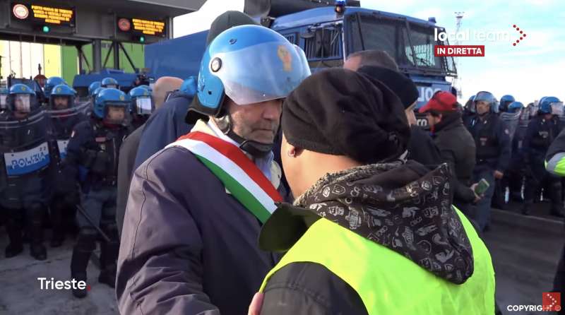 sgombero del sit in dei portuali di trieste 4