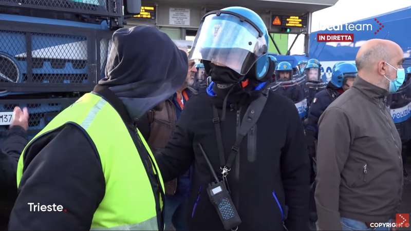 sgombero del sit in dei portuali di trieste 5