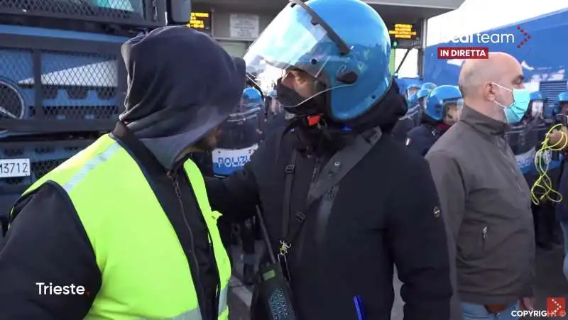 sgombero del sit in dei portuali di trieste   6