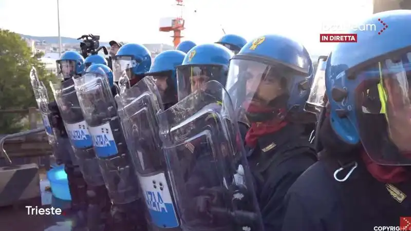 sgombero del sit in dei portuali di trieste   7