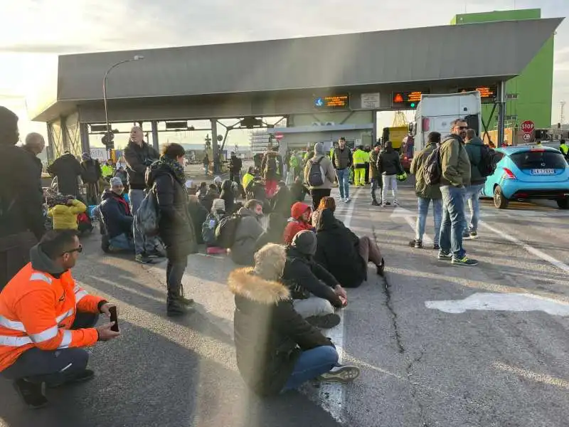 sgombero manifestazione porto trieste   4