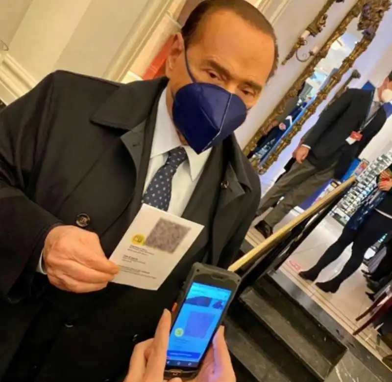 silvio berlusconi esibisce il green pass