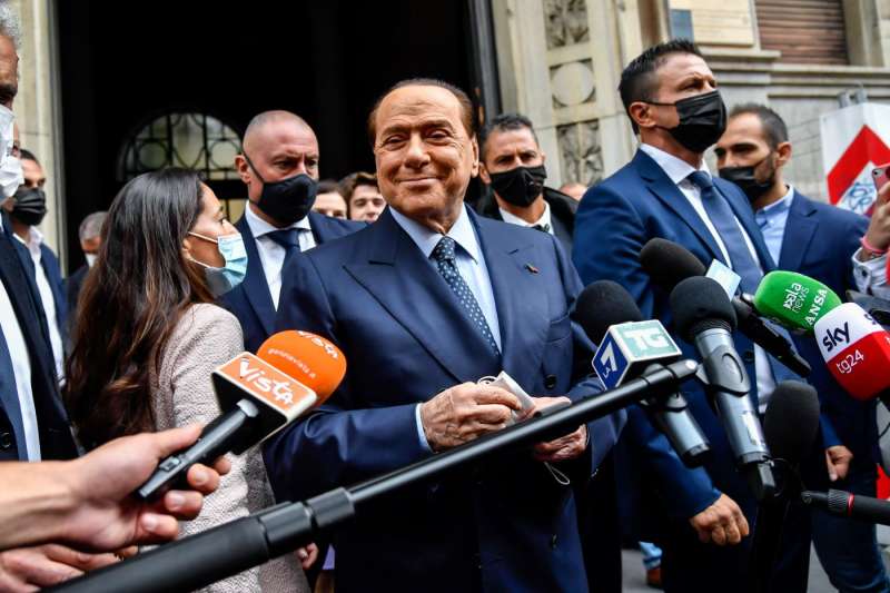 silvio berlusconi fuori dal seggio a milano