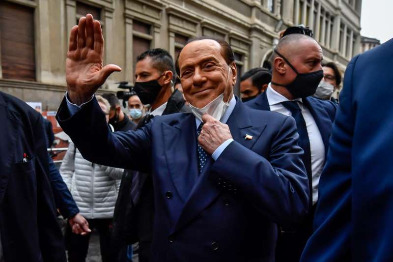 silvio berlusconi fuori dal seggio a milano 3