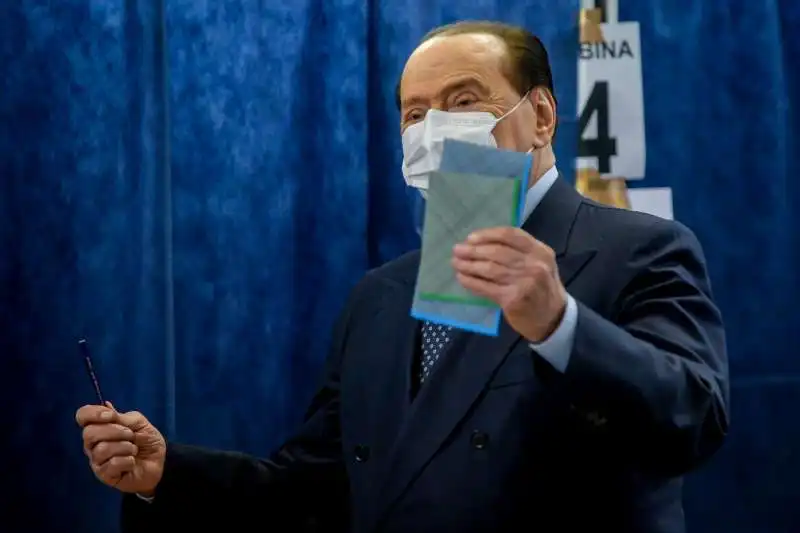 silvio berlusconi vota a milano