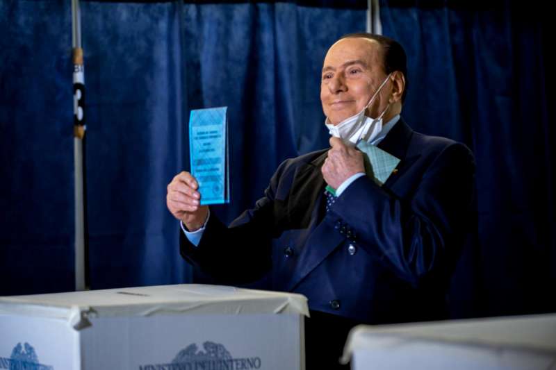 silvio berlusconi vota a milano 2