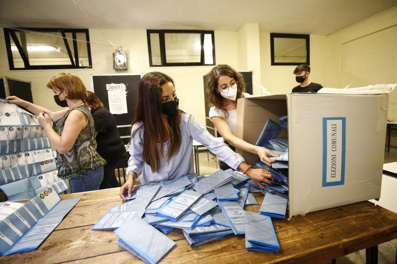 spoglio in un seggio del comune di roma 5