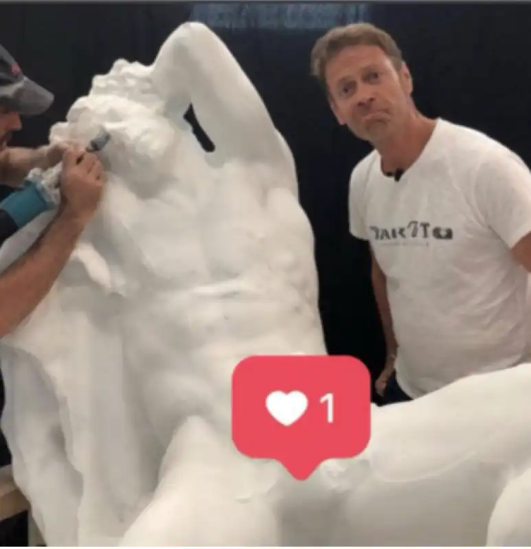 statua viale rocco siffredi