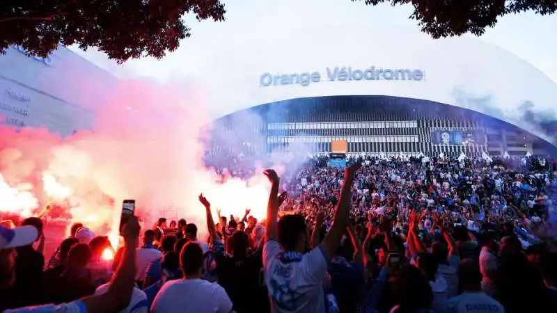 tifosi marsiglia fuori dallo stadio