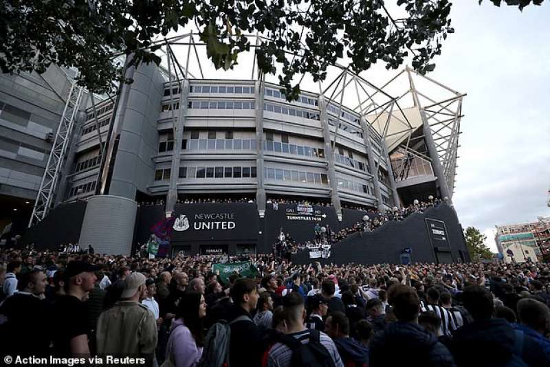 tifosi newcastle festeggiano la nuova proprieta saudita 4