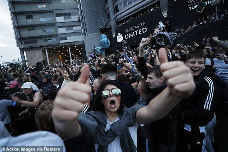 tifosi newcastle festeggiano la nuova proprieta saudita 5