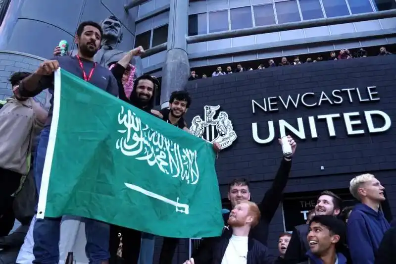 tifosi newcastle festeggiano la nuova proprieta saudita 6