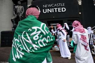 tifosi newcastle vestiti da arabi allo stadio 1