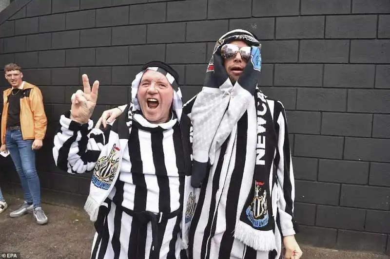 tifosi newcastle vestiti da arabi allo stadio 2