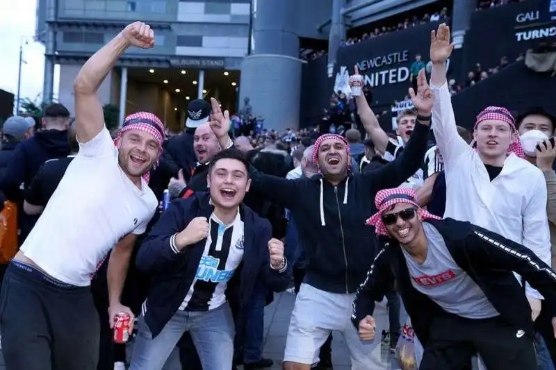 tifosi newcastle vestiti da arabi allo stadio 3