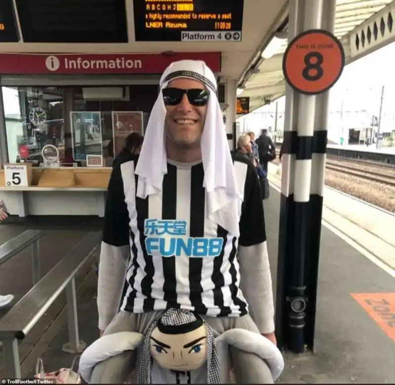 tifosi newcastle vestiti da arabi allo stadio 5