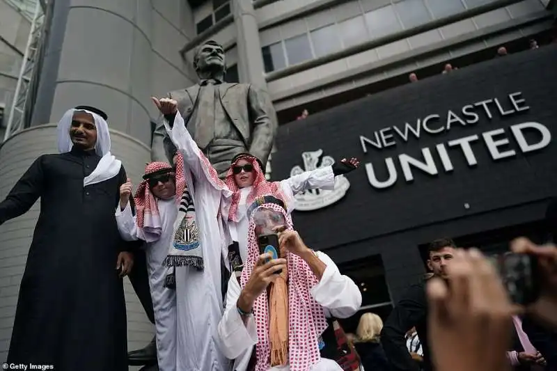 tifosi newcastle vestiti da arabi allo stadio 8