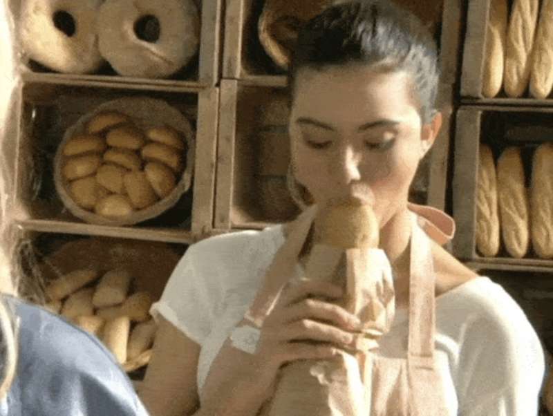 una donna francese si gusta una baguette