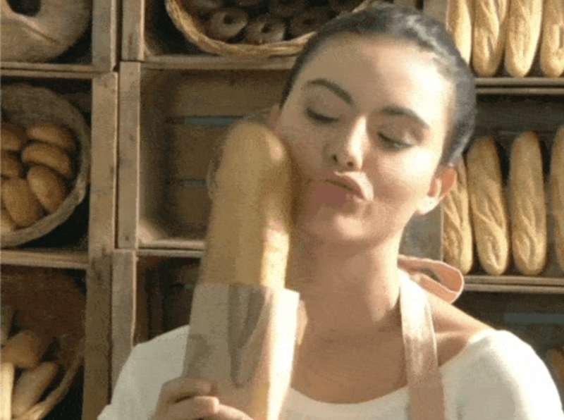 una donna francese si gusta una baguette