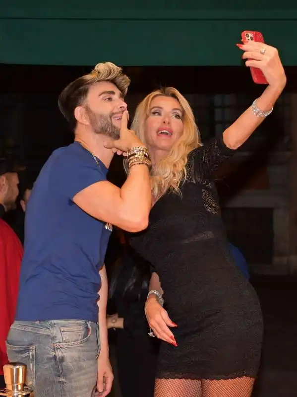 valeria marini si fa un selfie con giacomo urtis  foto di bacco (2)