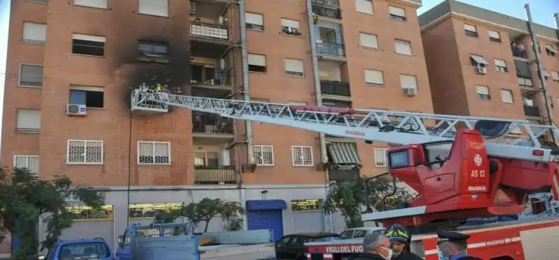 vigili del fuoco aggrediti mentre spengono incendio a ostia 4