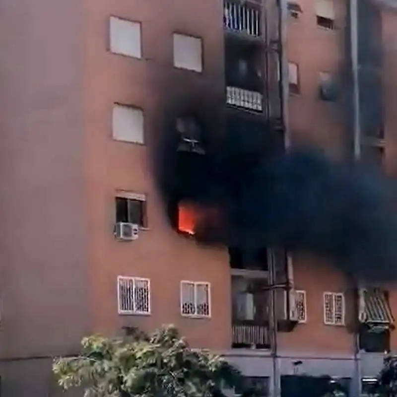 vigili del fuoco aggrediti mentre spengono incendio a ostia 6