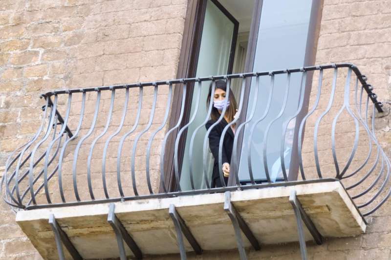 virginia raggi apre il balcone del campidoglio a gualtieri