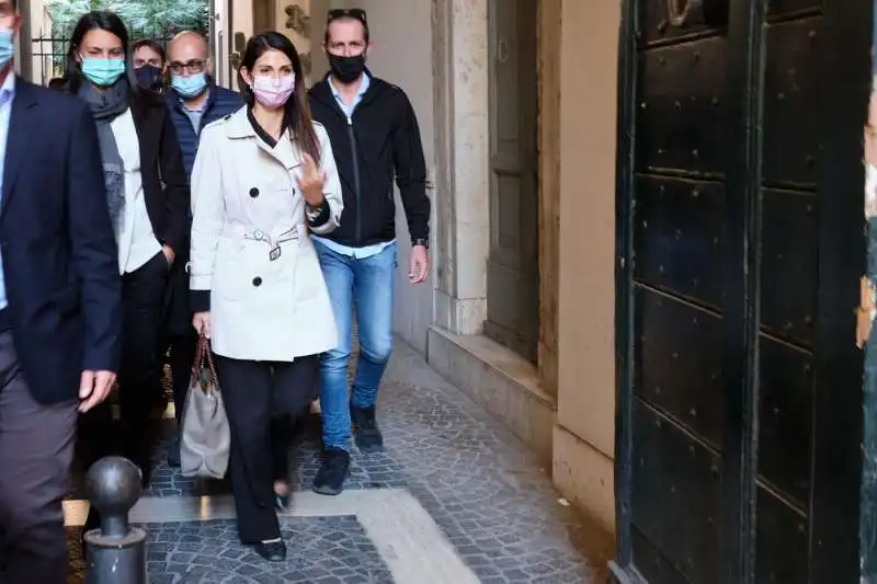 Virginia Raggi esce dalla nuova sede del M5s