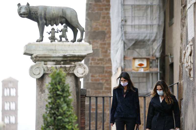 virginia raggi lascia il campidoglio.