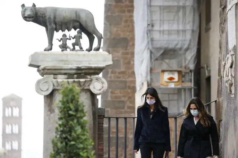 virginia raggi lascia il campidoglio.    