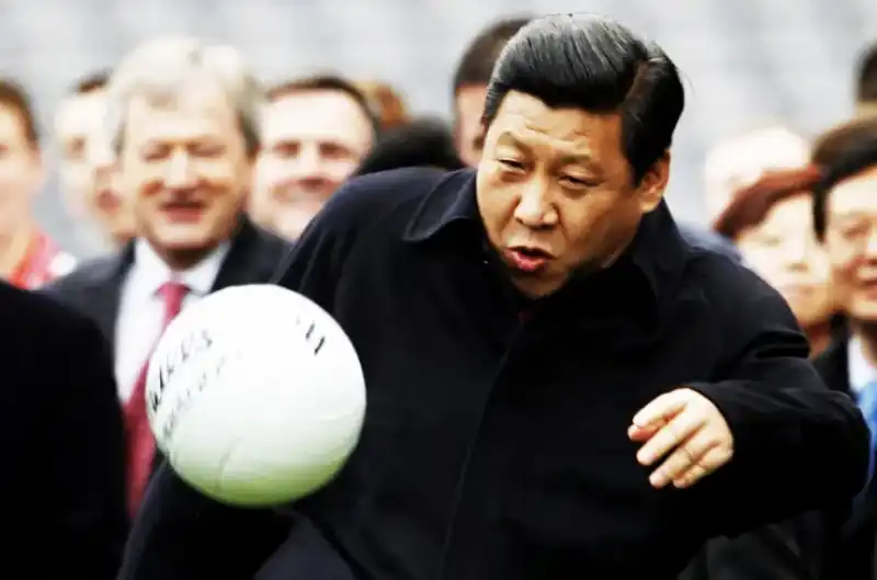 xi jinping gioca a calcio 2