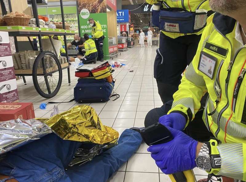 accoltellamento al centro commerciale milanofiori di assago 1