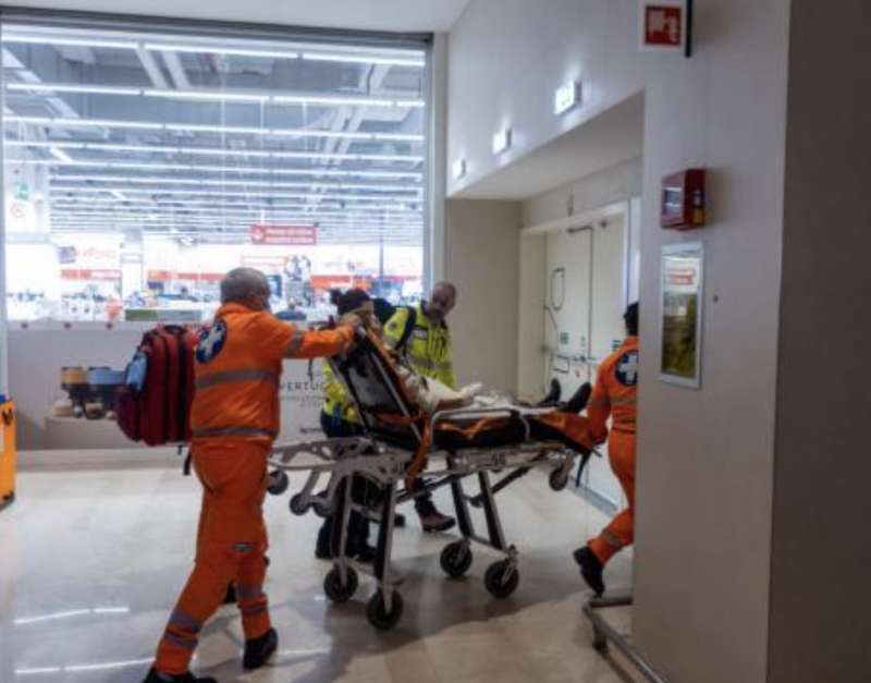 accoltellamento al centro commerciale milanofiori di assago 1