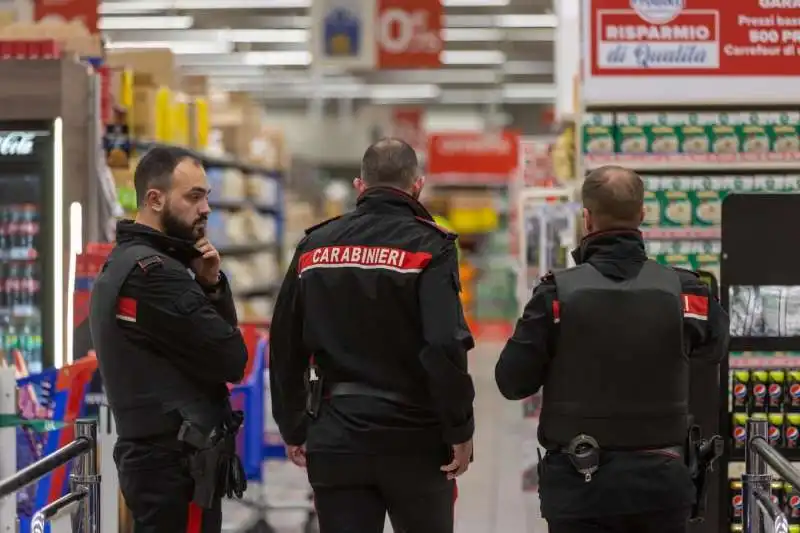 accoltellamento al centro commerciale milanofiori di assago   1