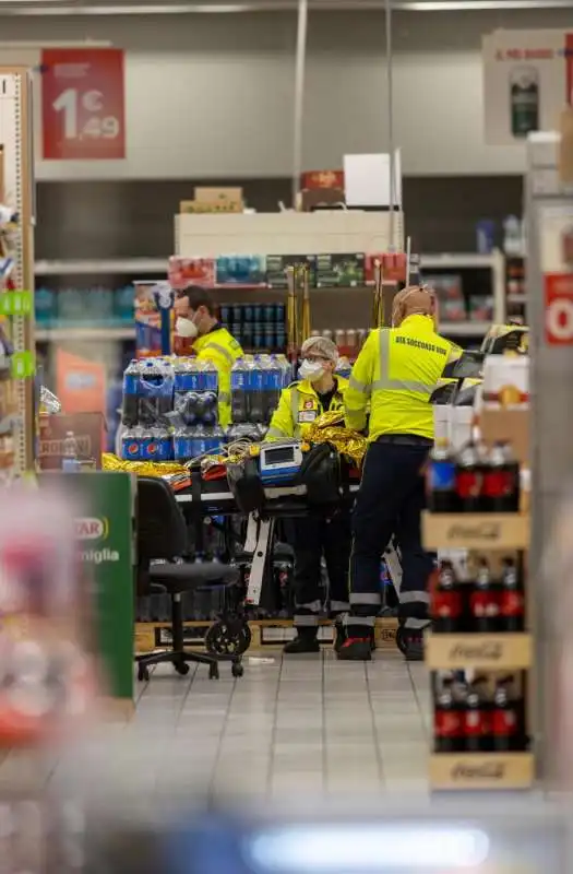 accoltellamento al centro commerciale milanofiori di assago   10