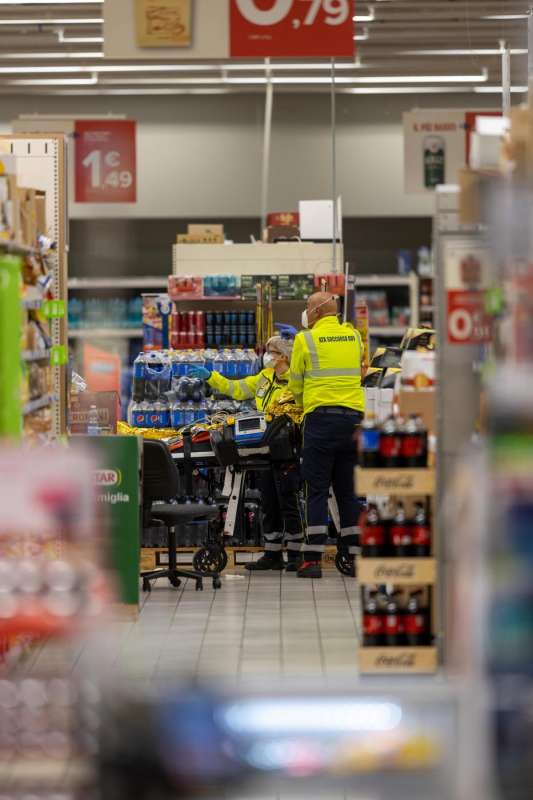 accoltellamento al centro commerciale milanofiori di assago 11