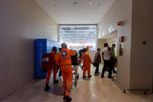 accoltellamento al centro commerciale milanofiori di assago 14