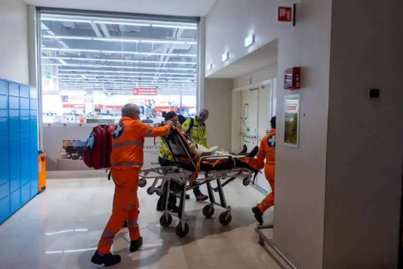 accoltellamento al centro commerciale milanofiori di assago   15