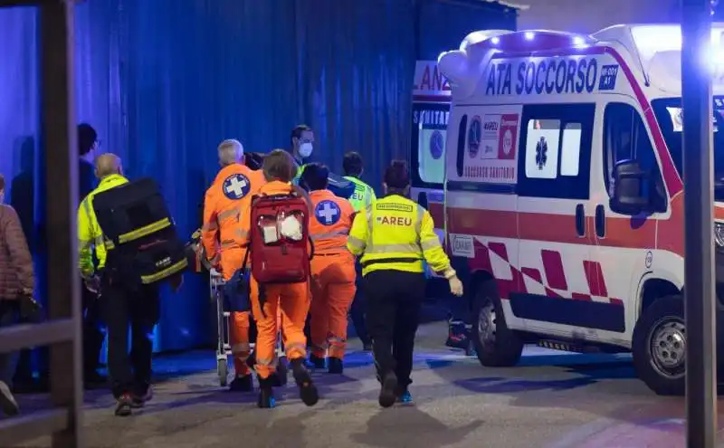 accoltellamento al centro commerciale milanofiori di assago   16