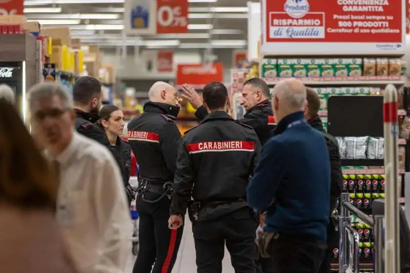 accoltellamento al centro commerciale milanofiori di assago   2