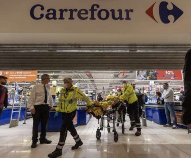 accoltellamento al centro commerciale milanofiori di assago 3